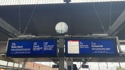 Erneuerte Monitore mit mehr Anzeigen auf den Bahnsteigen am Düsseldorfer Hauptbahnhof 
