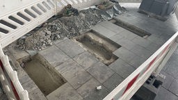 Eine Baustelle auf einem Bahnsteig am Düsseldorfer Hauptbahnhof, wo neue Wartemöglichkeiten entstehen sollen