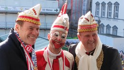Auf dem Foto sind der Düsseldorfer Oberbürgermeister Stephan Keller, der Hoppeditz-Darsteller Tom Bauer und Stefan Kleinehr, 