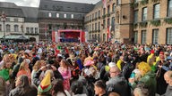 Auf dem Foto ist der Düsseldorfer Rathausplatz voller verkleideter Menschen.