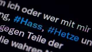 Auf dem Foto ist ein Twitter-Post mit den Hashtags "Hass" und "Hetze".