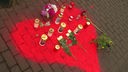 Vor dem Kiosk wurde ein Herz auf den Boden gesprüht und Kerzen und Blumen niedergelegt