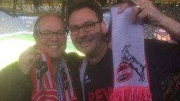 Zwei Fußball-Fans gemeinsam im Stadion