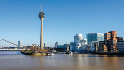 Der Medienhafen Düsseldorf direkt am Rhein mit dem Fernsehturm