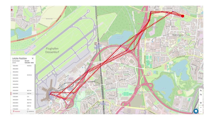 Auf dem Foto ist eine Karte, auf der die Strecke zwischen Ratingen und Düsseldorf drei Mal durch rote Linien markiert ist.