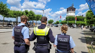 Polizei und Ordnungsamt sind gemeinsam am Rhein unterwegs