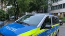 Ein Polizeiauto steht vor der Düsseldorfer Realschule an der Florastraße