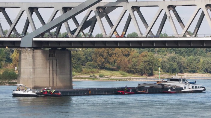 Frachtschiff rammt Düsseldorfer Eisenbahnbrücke