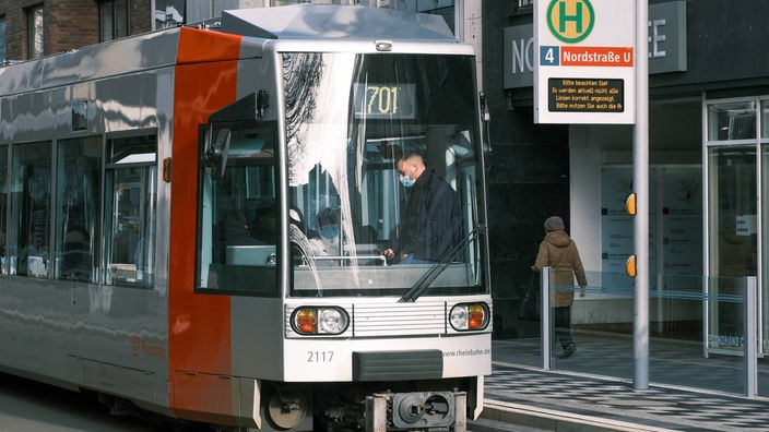 Ein älteres Modell der Rheinbahn-U-Bahn der Linie 701 steht an einer Haltestelle