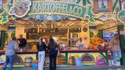 Der Stand von Schaustellerin Eva Fehrens auf der Düsseldorfer Rheinkirmes