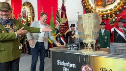 Fassanstich mit Oberbürgermeister Keller bei der Rheinkirmes in Düsseldorf