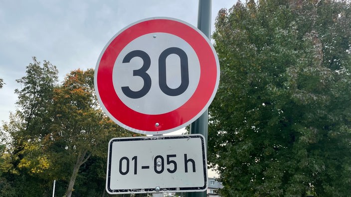 Tempo-30-Schild in Düsseldorf, das in dem Bereich steht, in dem nachts die Gaslaternen ausgeschaltet werden. 