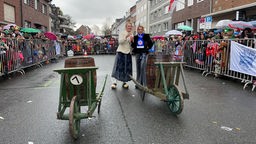 Tonnenbäuerin Sabine und Venetia Uåsa prosten sich beim Tonnenrennen zu