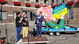 Düsseldorfs OB startet mit einer kleinen Hupe die symbolische Versteigerung von Tillys Ukrainewagen