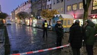 Die Düsseldorfer Marktstraße wird von Polizeibeamten abgesperrt