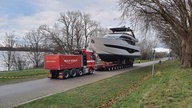 Yacht auf Anhänger am Rhein