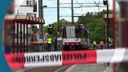 Die Straßenbahn der Linie U79 in Duisburg nach einem Unfall mit einem Radfahrer