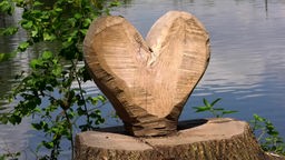 Ein Herz aus Holz am Abtskücher Stauteich
