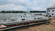 Elektro Autofähre über den Rhein im Dock