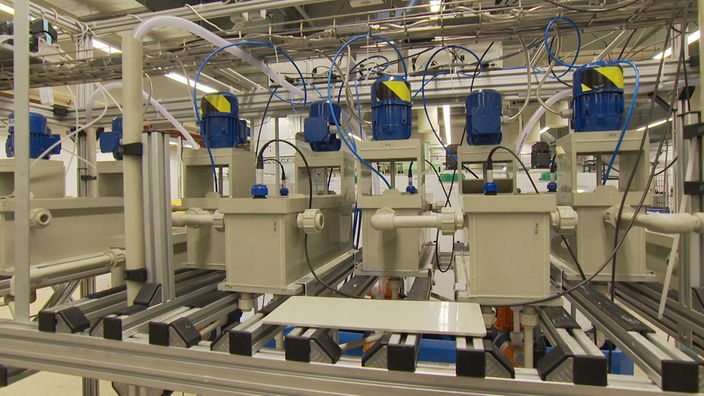 Maschinen stehen in einer Industriehalle