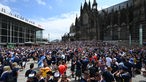 Schottische Fußball-Fans auf dem Bahnhofsvorplatz in Köln