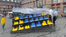 Zerstörte Fußballtribüne aus der Ukraine vor dem Düsseldorfer Rathaus