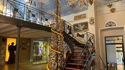 Zu sehen ist eine Treppe im Engel-Museum.