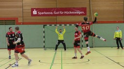 Zu sehen sind männliche Handball-Spieler während eines Spiels.