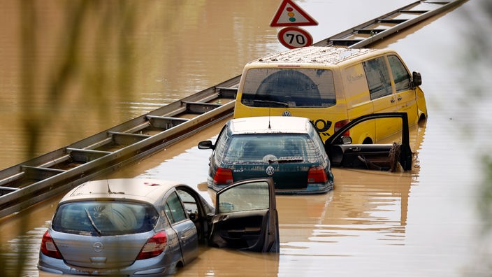 In den Wassermassen der Flut versunkene Autos in Erftstadt.
