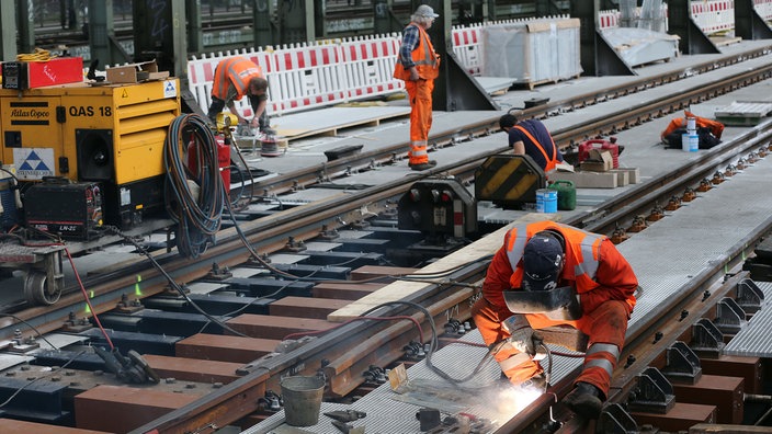 Arbeiter bei Bauarbeiten auf Bahngleisen