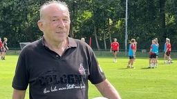 Rüdiger Behr ist Gründungsmitglied und Vorsitzender des neuen Fanclubs der Frauenmannschaft des 1. FC Köln