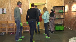 Die vier Teilnehmer betreten den Escape-Room