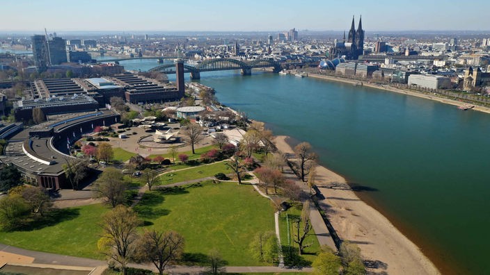 Eine Luftaufnahme vom Rhein mit Rheinpark.