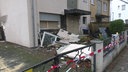 Kaputte Fenster und Trümmerteile vor dem betroffenen Haus in Düsseldorf-Lichtenbroich