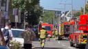 Viele Einsatzfahrzeuge der Feuerwehr auf einer Straße