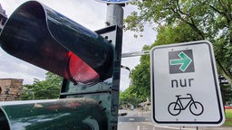 Fahrradfahrerschild an einer Ampel; rechts abbiegen dürfen nur Fahrradfahrer