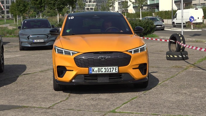orangefarbener SUV von Ford steht auf einem Parkplatz