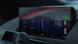 Bildschirm eines Assistenzsystems im Auto leuchtet blau