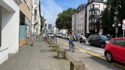 Ein Radweg auf einer großen Straße