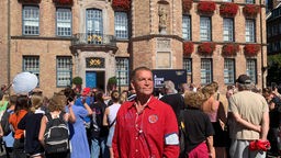 Ein Fan von dem Herzogenpaar vor dem Rathaus