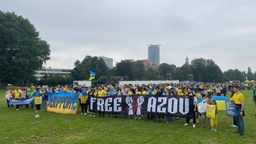Fanmarsch der ukrainischen Fußballfans durch Düsseldorf