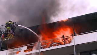 Die Feuerwehr löscht einen Brand im siebten Stock eines Krefelder Hochhauses