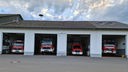 Vier Feuerwehrfahrzeuge in einer Garage