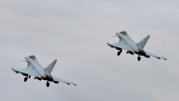 Zwei Eurofighter in der Luft 