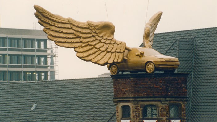 Das Flügelauto von HA Schult auf dem ehemaligen Stadtmuseum.