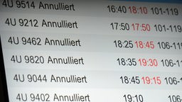 Eine Anzeigetafel am Flughafen zeigt viele annullierte Flüge