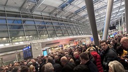 Viele wartende Menschen am Flughafen in Düsseldorf.