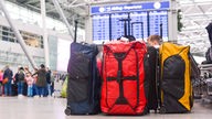 Reisetaschen und Koffer zum Start der Osterferien in der Abflughalle des Düsseldorfer Flughafens.