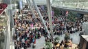 Reisende stehen Schlange im Düsseldorfer Flughafen