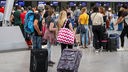 Reisende warten vor einem Schalter am Düsseldorfer Flughafen